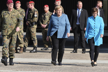 Angela Merkel würdigt Einsatzkräfte der Afghanistan-Evakuierungsmission in Seedorf