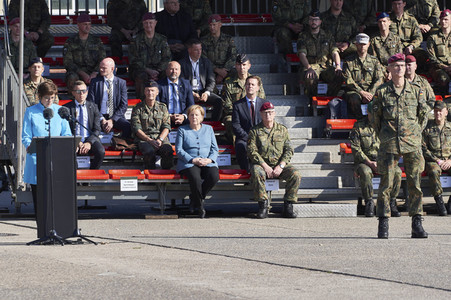 Angela Merkel würdigt Einsatzkräfte der Afghanistan-Evakuierungsmission in Seedorf