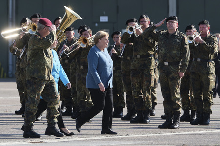 Angela Merkel würdigt Einsatzkräfte der Afghanistan-Evakuierungsmission in Seedorf