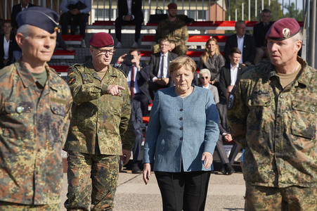 Angela Merkel würdigt Einsatzkräfte der Afghanistan-Evakuierungsmission in Seedorf