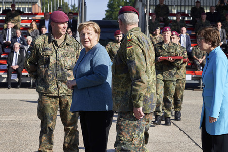 Angela Merkel würdigt Einsatzkräfte der Afghanistan-Evakuierungsmission in Seedorf