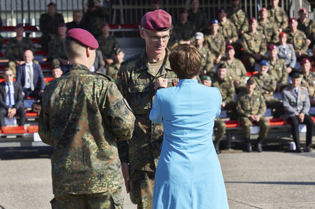 Angela Merkel würdigt Einsatzkräfte der Afghanistan-Evakuierungsmission in Seedorf