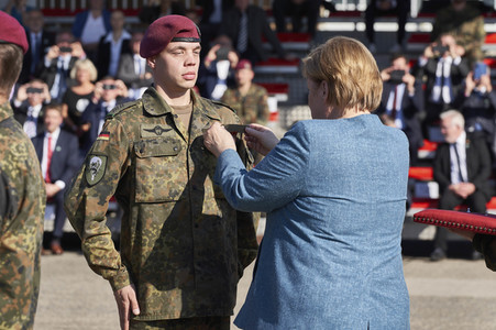 Angela Merkel würdigt Einsatzkräfte der Afghanistan-Evakuierungsmission in Seedorf