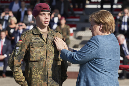 Angela Merkel würdigt Einsatzkräfte der Afghanistan-Evakuierungsmission in Seedorf