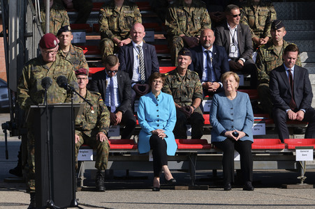 Angela Merkel würdigt Einsatzkräfte der Afghanistan-Evakuierungsmission in Seedorf