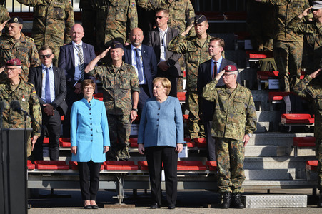 Angela Merkel würdigt Einsatzkräfte der Afghanistan-Evakuierungsmission in Seedorf