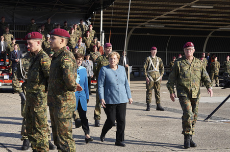 Angela Merkel würdigt Einsatzkräfte der Afghanistan-Evakuierungsmission in Seedorf
