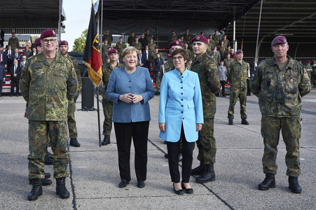 Angela Merkel würdigt Einsatzkräfte der Afghanistan-Evakuierungsmission in Seedorf