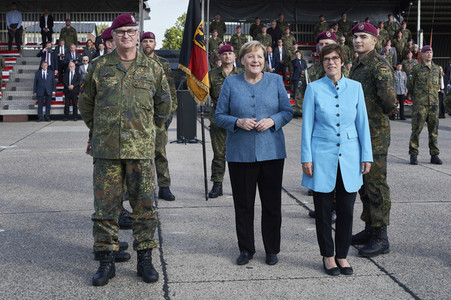 Angela Merkel würdigt Einsatzkräfte der Afghanistan-Evakuierungsmission in Seedorf