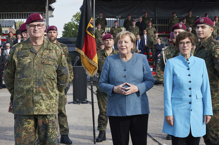Angela Merkel würdigt Einsatzkräfte der Afghanistan-Evakuierungsmission in Seedorf