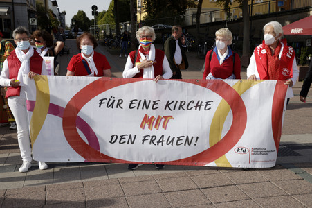 Protestdemo der Initiative 'Wir sind Kirche' in Fulda