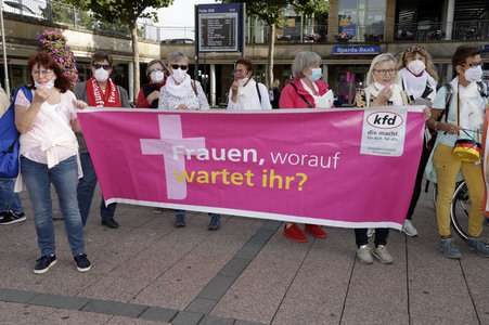 Protestdemo der Initiative 'Wir sind Kirche' in Fulda