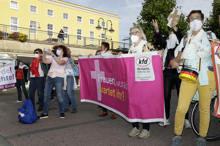 Protestdemo der Initiative 'Wir sind Kirche' in Fulda