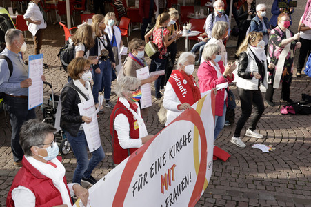 Protestdemo der Initiative 'Wir sind Kirche' in Fulda