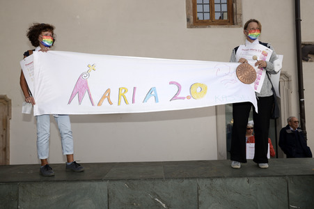 Protestdemo der Initiative 'Wir sind Kirche' in Fulda