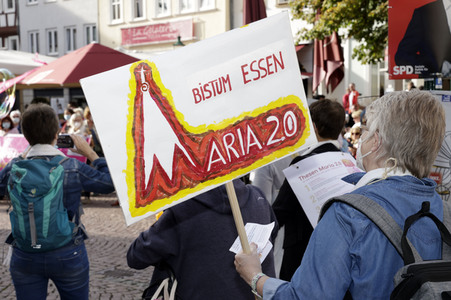 Protestdemo der Initiative 'Wir sind Kirche' in Fulda