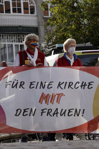 Protestdemo der Initiative 'Wir sind Kirche' in Fulda