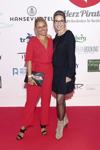 Charity-Vernissage der Künstlerin Egzona Popovci in Hamburg