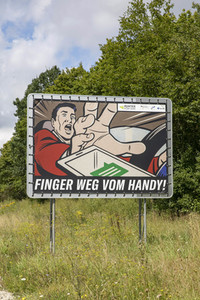 Symbolfoto Finger weg vom Handy