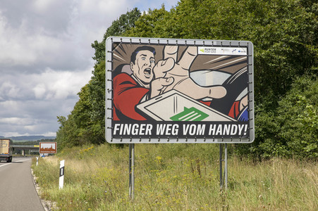 Symbolfoto Finger weg vom Handy