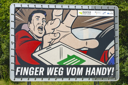 Symbolfoto Finger weg vom Handy