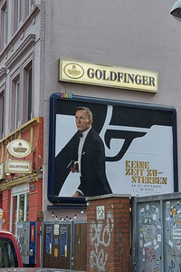 James Bond Plakat an Goldfinger-Kneipe in Braunschweig