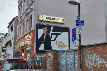 James Bond Plakat an Goldfinger-Kneipe in Braunschweig