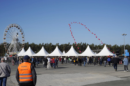 Tag der offenen Tür in der Tesla Gigafactory 4 in Grünheide