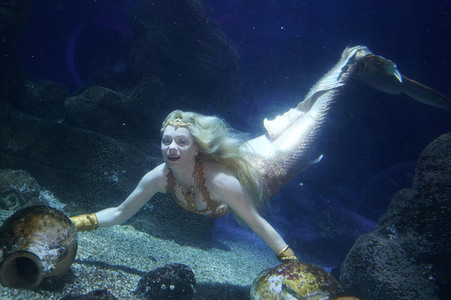 Meerjungfrau taucht ins Atlantis-Becken im AquaDom & Sea Life Berlin