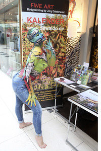 BodyArt-Performance von Jörg Düsterwald in der Hamburger-Kunstgalerie