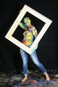BodyArt-Performance von Jörg Düsterwald in der Hamburger-Kunstgalerie