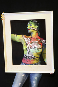 BodyArt-Performance von Jörg Düsterwald in der Hamburger-Kunstgalerie