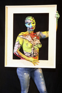 BodyArt-Performance von Jörg Düsterwald in der Hamburger-Kunstgalerie