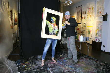 BodyArt-Performance von Jörg Düsterwald in der Hamburger-Kunstgalerie
