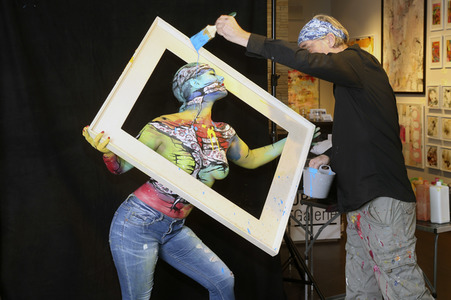 BodyArt-Performance von Jörg Düsterwald in der Hamburger-Kunstgalerie