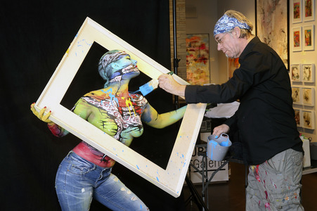 BodyArt-Performance von Jörg Düsterwald in der Hamburger-Kunstgalerie