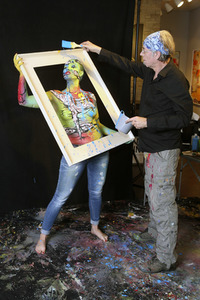 BodyArt-Performance von Jörg Düsterwald in der Hamburger-Kunstgalerie