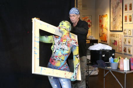 BodyArt-Performance von Jörg Düsterwald in der Hamburger-Kunstgalerie