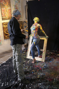 BodyArt-Performance von Jörg Düsterwald in der Hamburger-Kunstgalerie