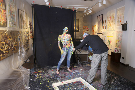BodyArt-Performance von Jörg Düsterwald in der Hamburger-Kunstgalerie