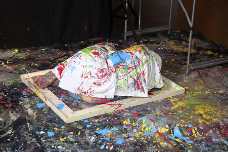 BodyArt-Performance von Jörg Düsterwald in der Hamburger-Kunstgalerie