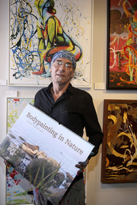 BodyArt-Performance von Jörg Düsterwald in der Hamburger-Kunstgalerie