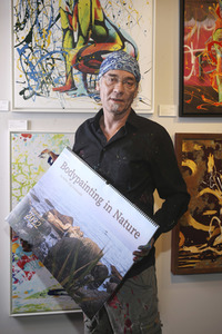 BodyArt-Performance von Jörg Düsterwald in der Hamburger-Kunstgalerie