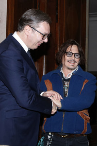 Präsident Aleksandar Vučić empfängt Johnny Depp in Belgrad