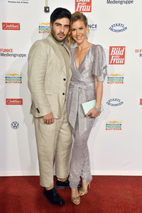 Goldene Bild der Frau 2021 in Hamburg