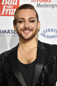 Goldene Bild der Frau 2021 in Hamburg