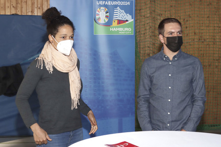 Philipp Lahm und Celia Sasic besuchen Eliteschule des Fußballs in Hamburg