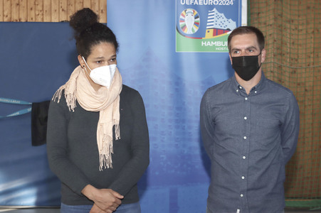 Philipp Lahm und Celia Sasic besuchen Eliteschule des Fußballs in Hamburg