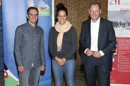 Philipp Lahm und Celia Sasic besuchen Eliteschule des Fußballs in Hamburg