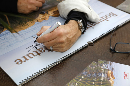 Jörg Düsterwald signiert seine Bodypainting-Kalender in Hameln